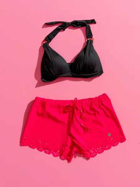 Badetøy i knalle farger til alle kropper sommeren 2022