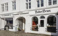 Fasadebilde av Svensgården på Bryggen i Bergen.