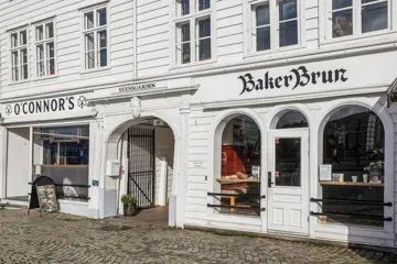 Fasadebilde av Svensgården på Bryggen i Bergen.