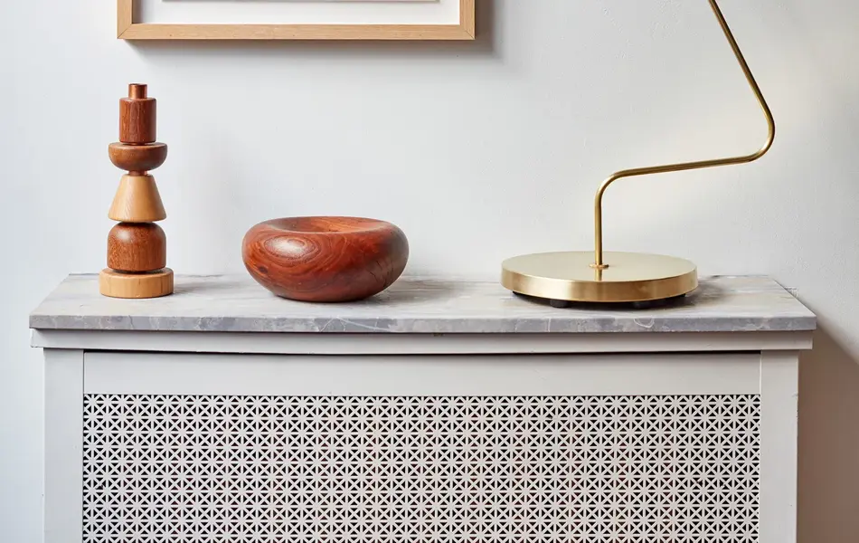 Marmorplate med lampe av metall og figurer av tre