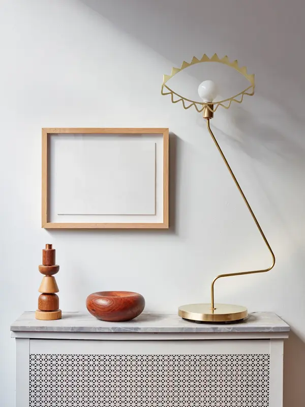 Marmorplate med lampe av metall og figurer av tre