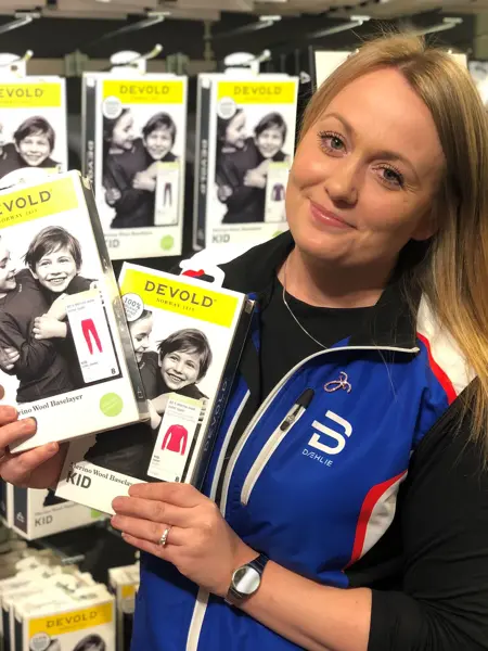 ansatt hos devold viser frem ullundertøy