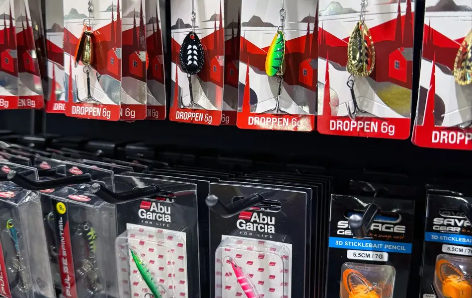 Fiskekorker utstilt i butikk