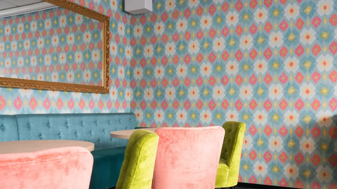 Fargerik tapet og sittegrupper i frokostsalen på Thon Hotel Polar