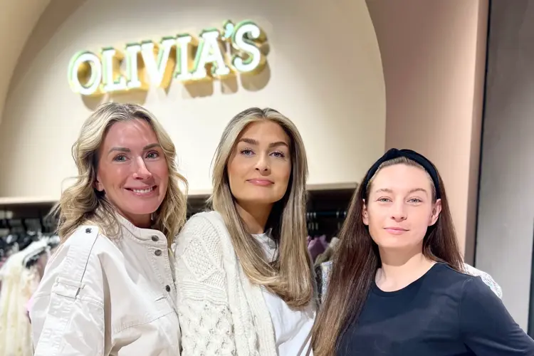 Jenny, Thea og Victoria har stått på for å få butikken klar til åpning.