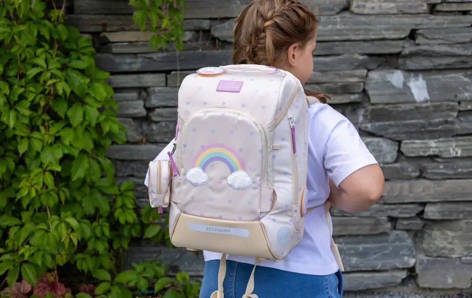 Barn med sekk og veske