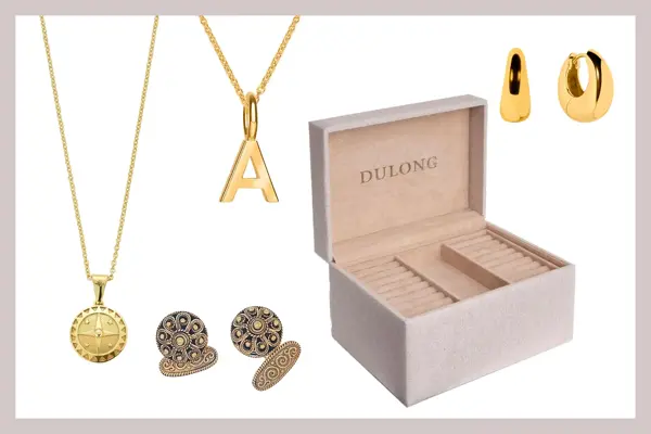 Gullkjede med anheng, gullkjede med bokstavanheng, gulløredobber, smykkeskrin, mansjettknapper til bunad.