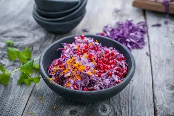 fargerik rett hos jordbærpikene