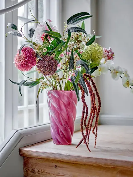 Rosa vase med blomster