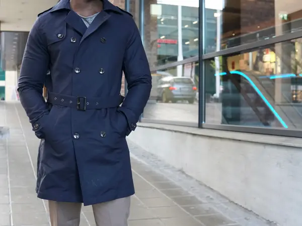 Man med blå trenchcoat