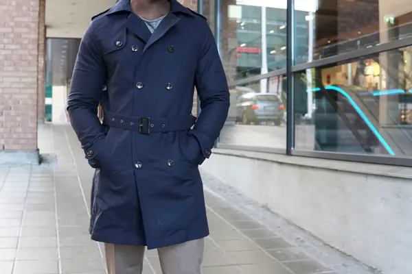 Man med blå trenchcoat
