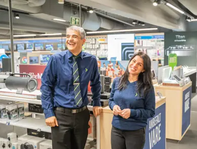 To som smiler og ler