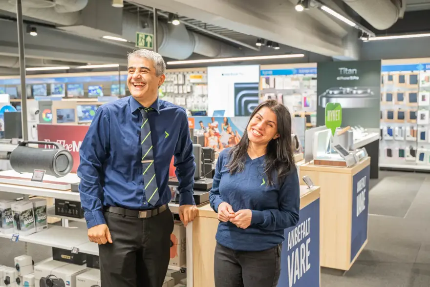 To som smiler og ler