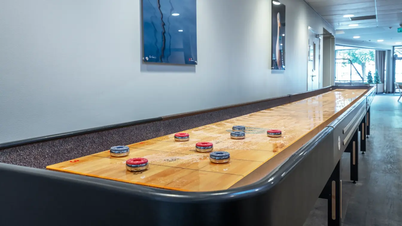 Thon_Hotel_Halden_lobby_shuffleboard