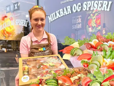 En jente omringet av baguetter og Croisanter