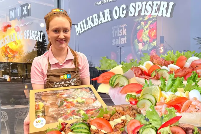 En jente omringet av baguetter og Croisanter