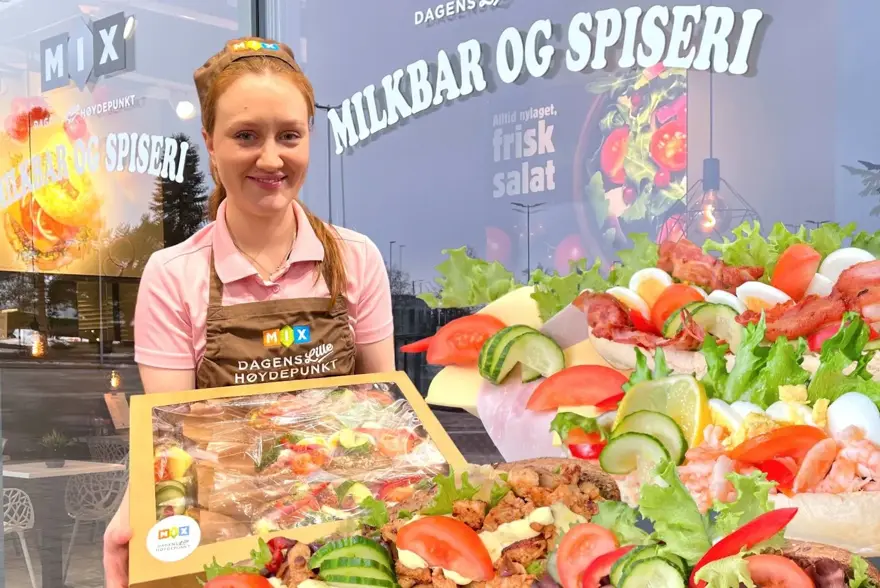 En jente omringet av baguetter og Croisanter