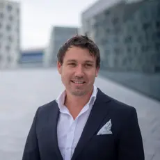 Portrett av Jøran Nenseth. Han har blå dress.