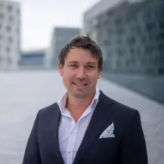 Portrett av Jøran Nenseth. Han har blå dress.