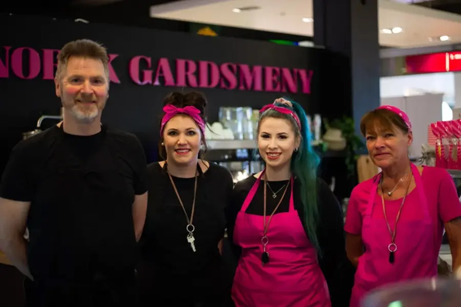 ansatte som poserer foran kafeen