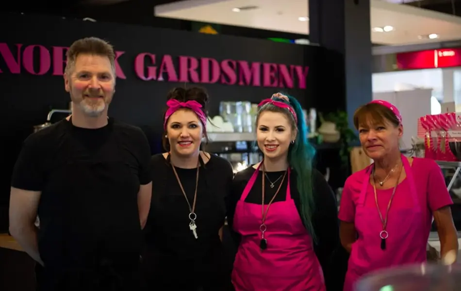 ansatte som poserer foran kafeen