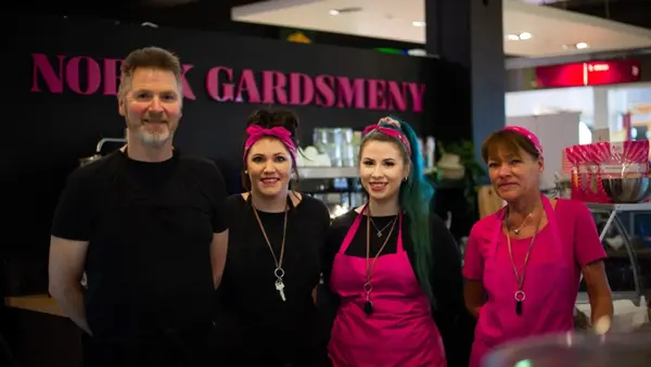 ansatte som poserer foran kafeen