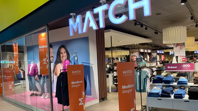 innendørs butikk med skilt og klær