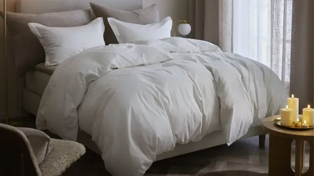 Dobbelseng med hvitt sengetøy