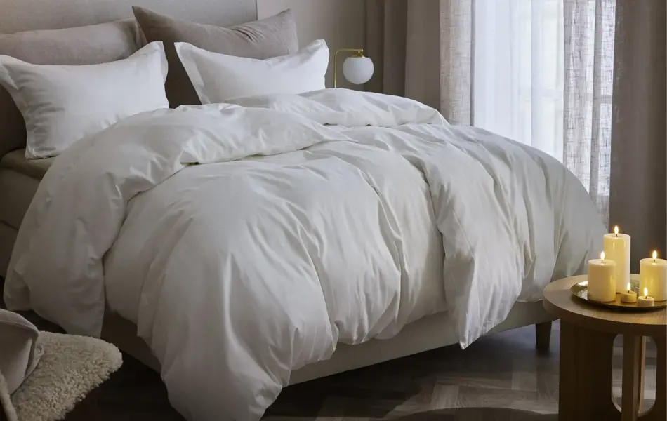 Dobbelseng med hvitt sengetøy