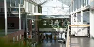 Bildet viser butikker innendørs på kjøpesenteret Koch Kjøpesenter i Bodø.