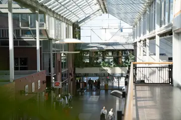Bildet viser butikker innendørs på kjøpesenteret Koch Kjøpesenter i Bodø.