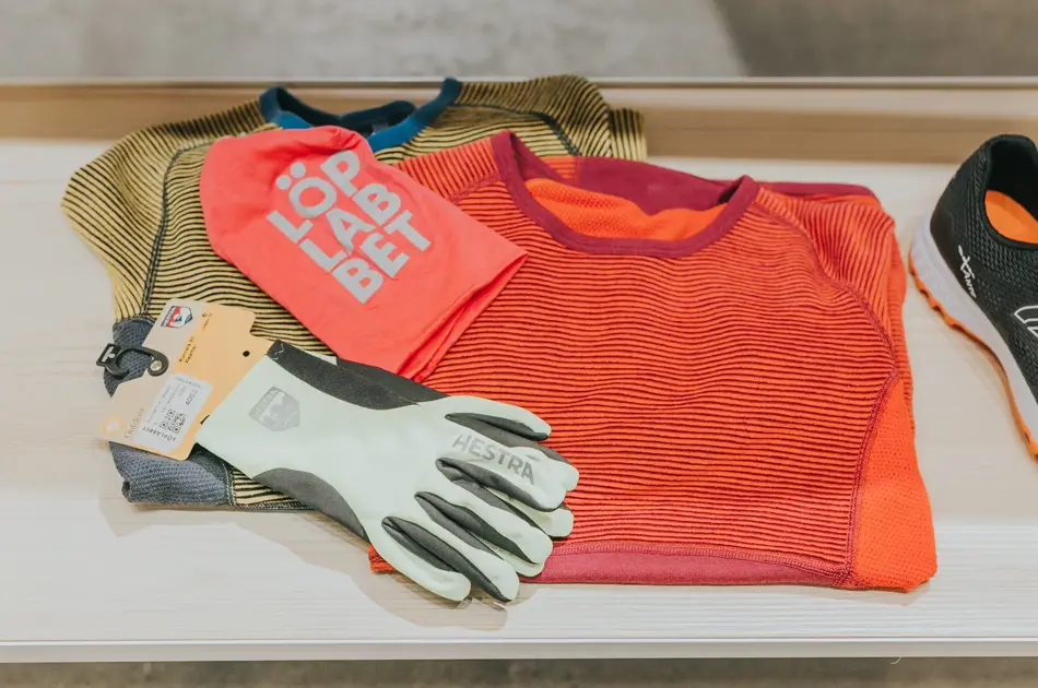 Bilde som viser løpehansker, treningstrøye og lue
