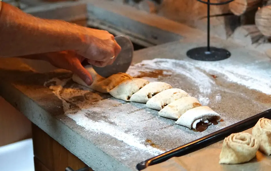 kokken deler opp deigen