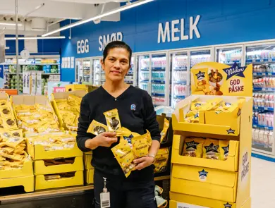 Person med påskegodteri