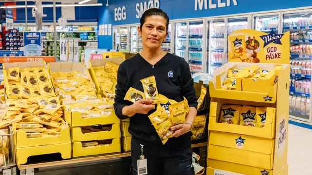 Person med påskegodteri