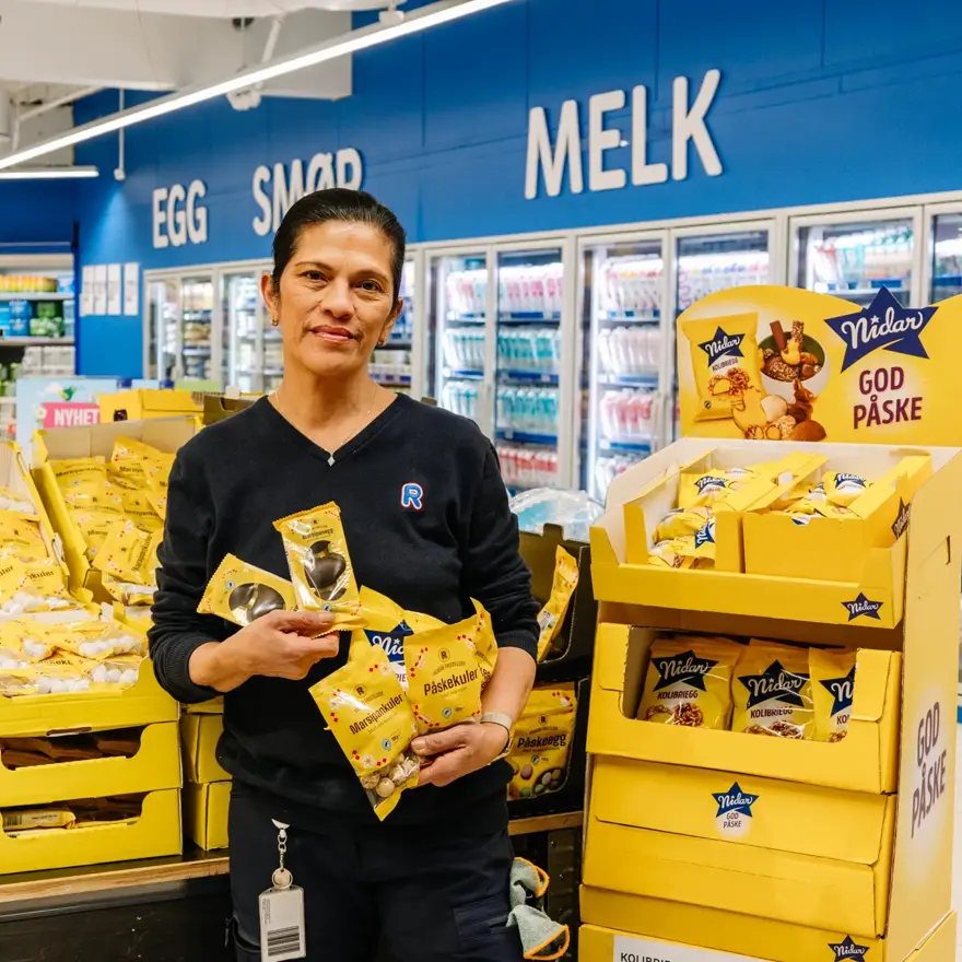 Person med påskegodteri