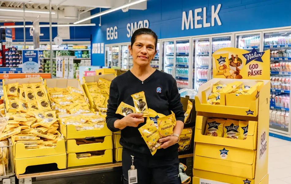 Person med påskegodteri