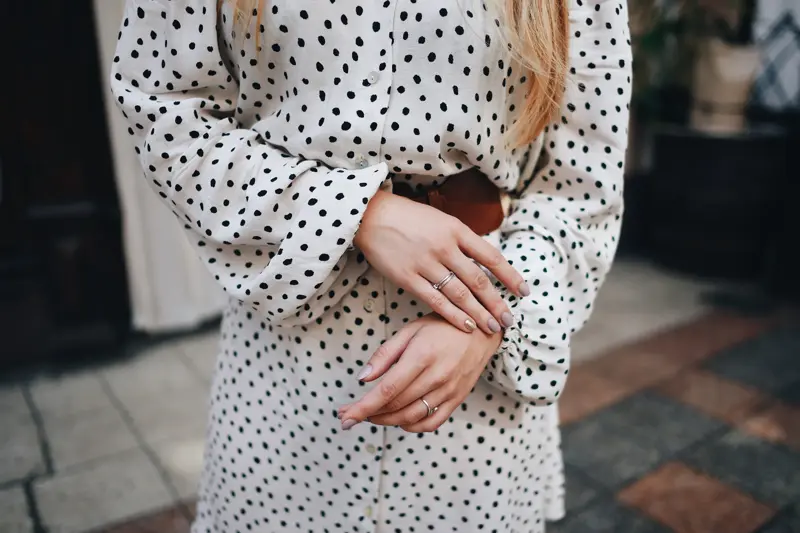 Nærbilde av hvit og mørkeblå kjole med polkadotter