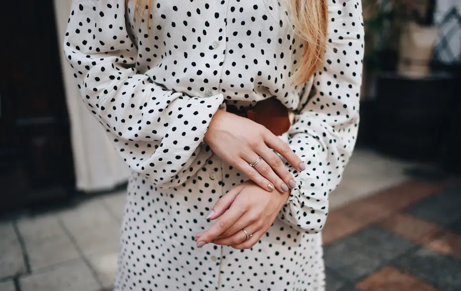 Nærbilde av hvit og mørkeblå kjole med polkadotter