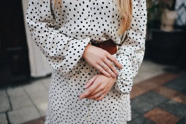 Nærbilde av hvit og mørkeblå kjole med polkadotter