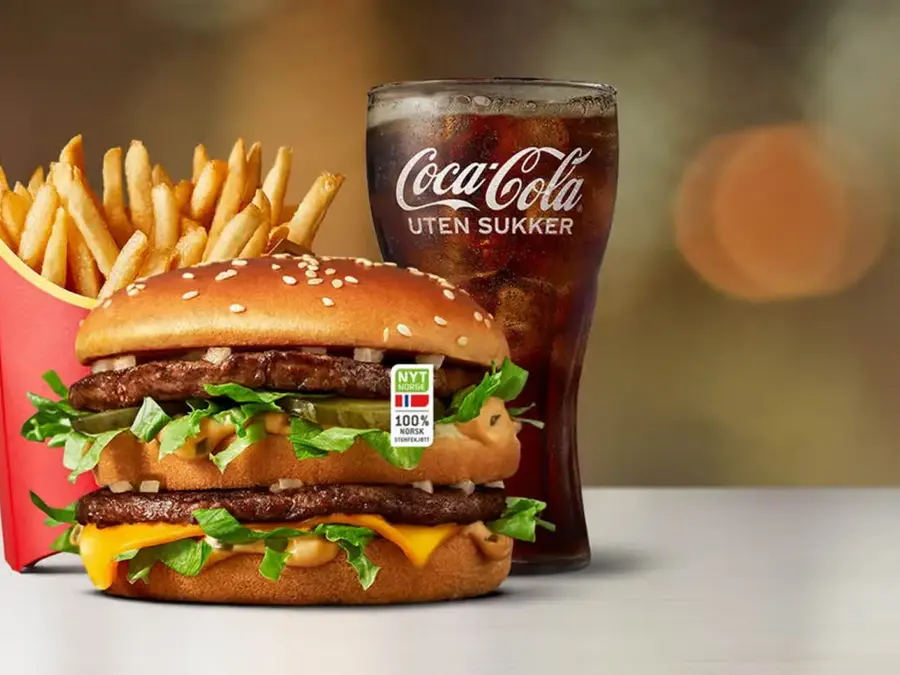 burger, pommes frites og brus fra mc donalds