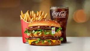 burger, pommes frites og brus fra mc donalds