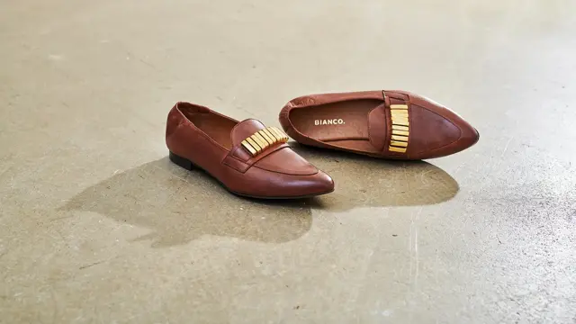 miljøbilde av et par mokasiner fra bianco