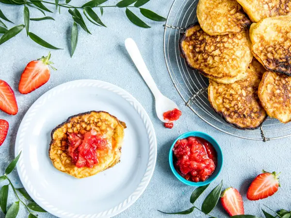 Rislapp på et fat med syltetøy, jordbær og rislapper på et fat ved siden av