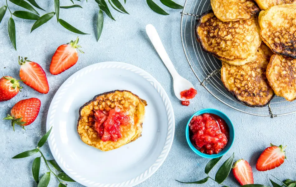 Rislapp på et fat med syltetøy, jordbær og rislapper på et fat ved siden av