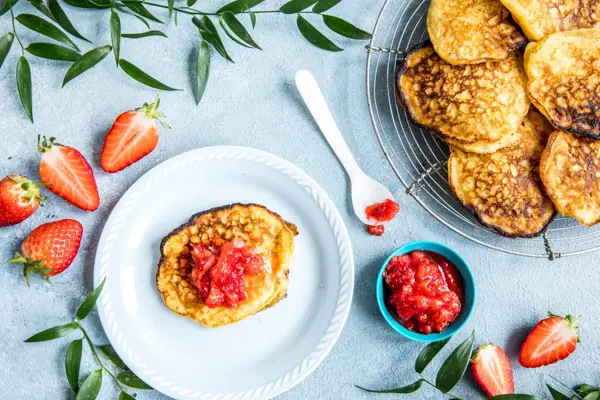 Rislapp på et fat med syltetøy, jordbær og rislapper på et fat ved siden av