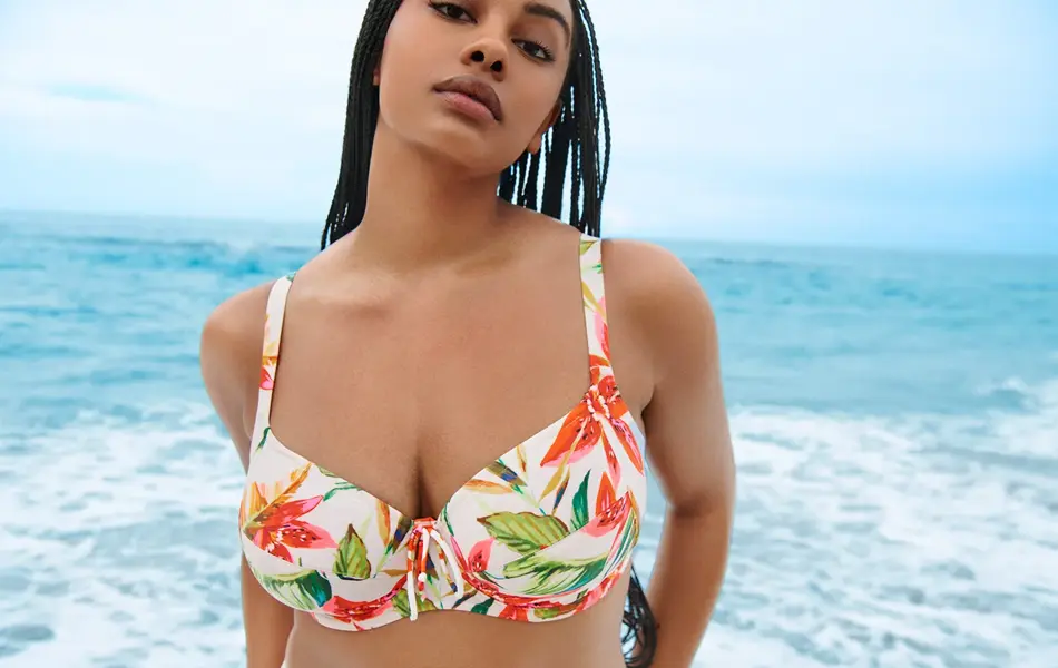 Dame på en strand i bikini