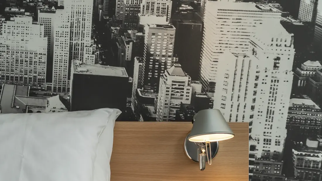 Dobbeltseng, nattbord, nattlampe