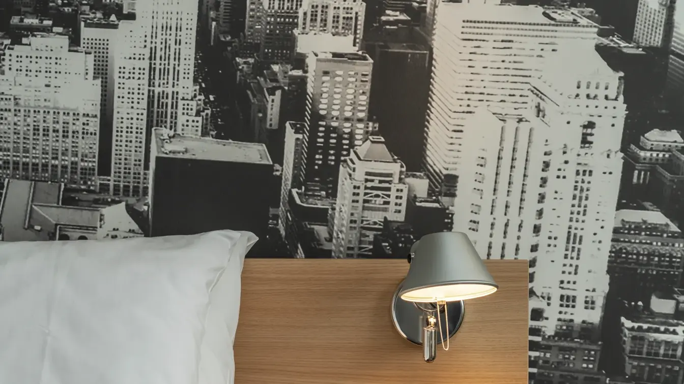 Dobbeltseng, nattbord, nattlampe