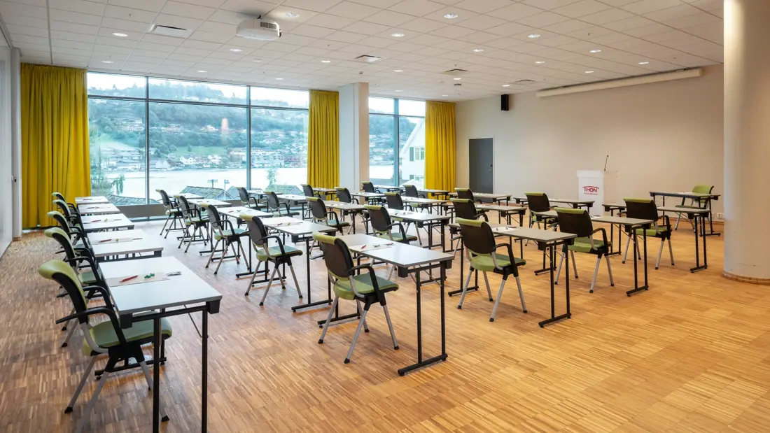 Klasseromoppsett, vindu, gule gardiner, projektor, parkettgulv